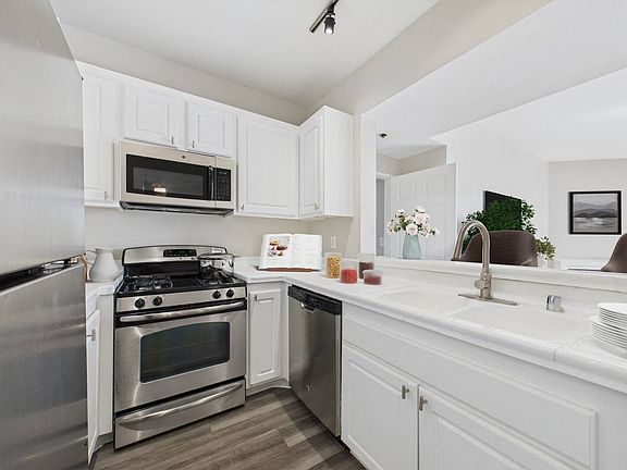 2nd image of 627 N Rossmore Ave APT 114