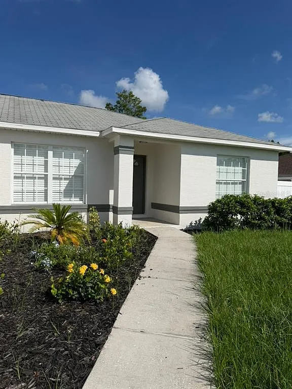 3 bed, 2.0 bath, 1559 sqft, $2,300 — Photo 2
