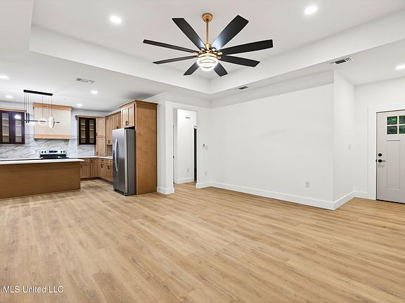 5th image of 2408 Parkview Dr