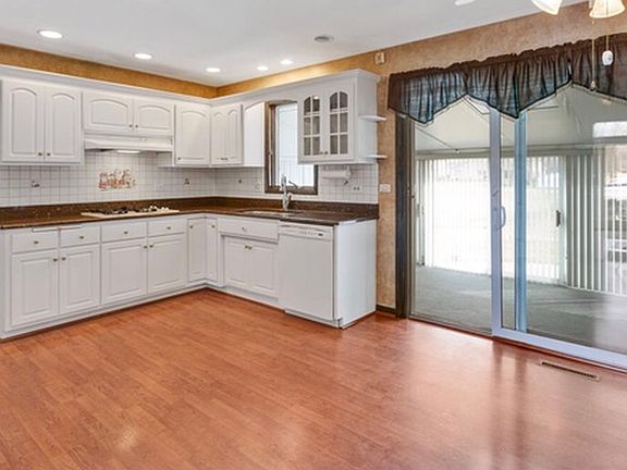 3rd image of 15438 Tulip Ct