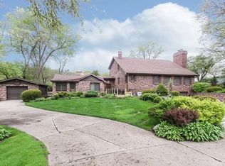 122 Hickory Rd, Oakwood Hills, IL 60013