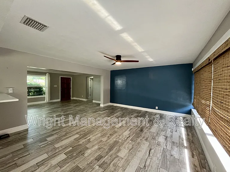 2323 Surrey Ln — Photo 3