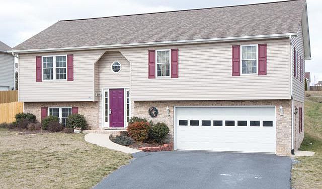 2nd image of 90 Falcon Ln