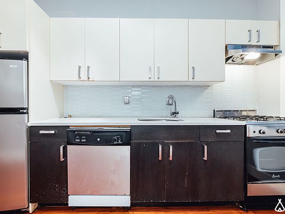 2nd image of 1013 Pacific St #1R