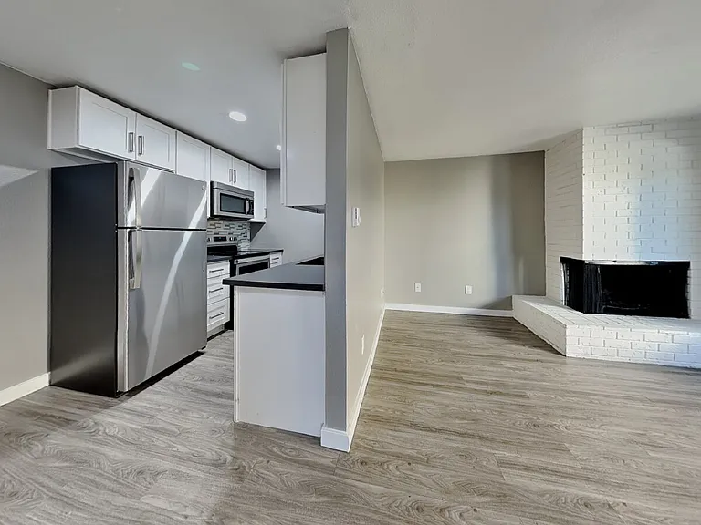 1105 S Woodlawn St #1 — Photo 32