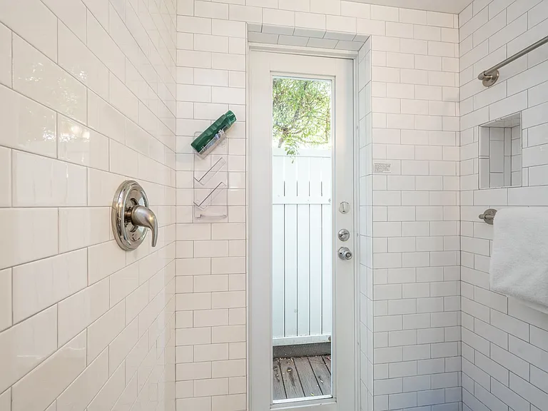 415 Julia St — Photo 25
