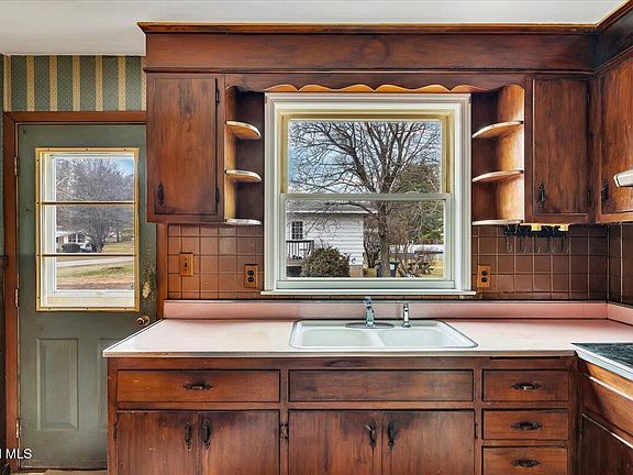 5th image of 18 Walter Road