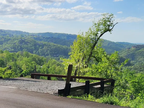 555 Forest Springs Dr, Gatlinburg, TN 37738