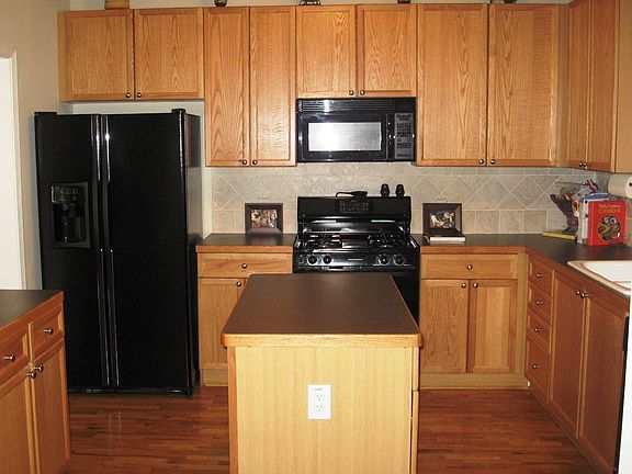 Great kitchen with tile backsplash, maple cabinets,island