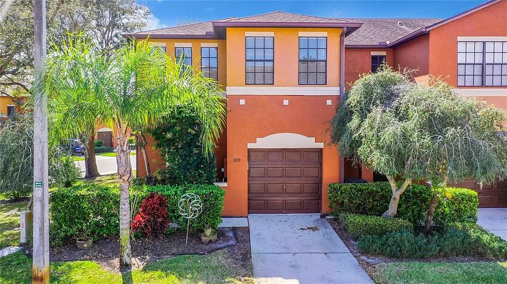 3 bed, 2.5 bath, 1832 sqft, $2,300 — Photo 2