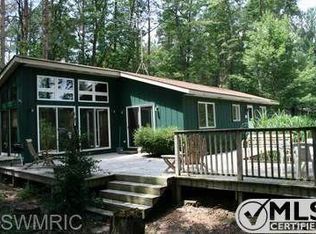 2814 Crescent St, Fennville, MI 49408