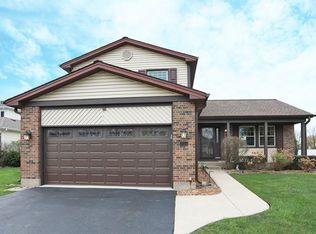 1221 Diane Ln, Elk Grove Village, IL 60007