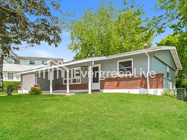 2667 Garham Dr — Photo 2