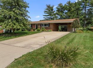 2 Meadow Lake Dr, Saint Louis, MO 63146