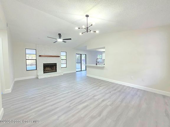 5th image of 839 Carnation Ave SE