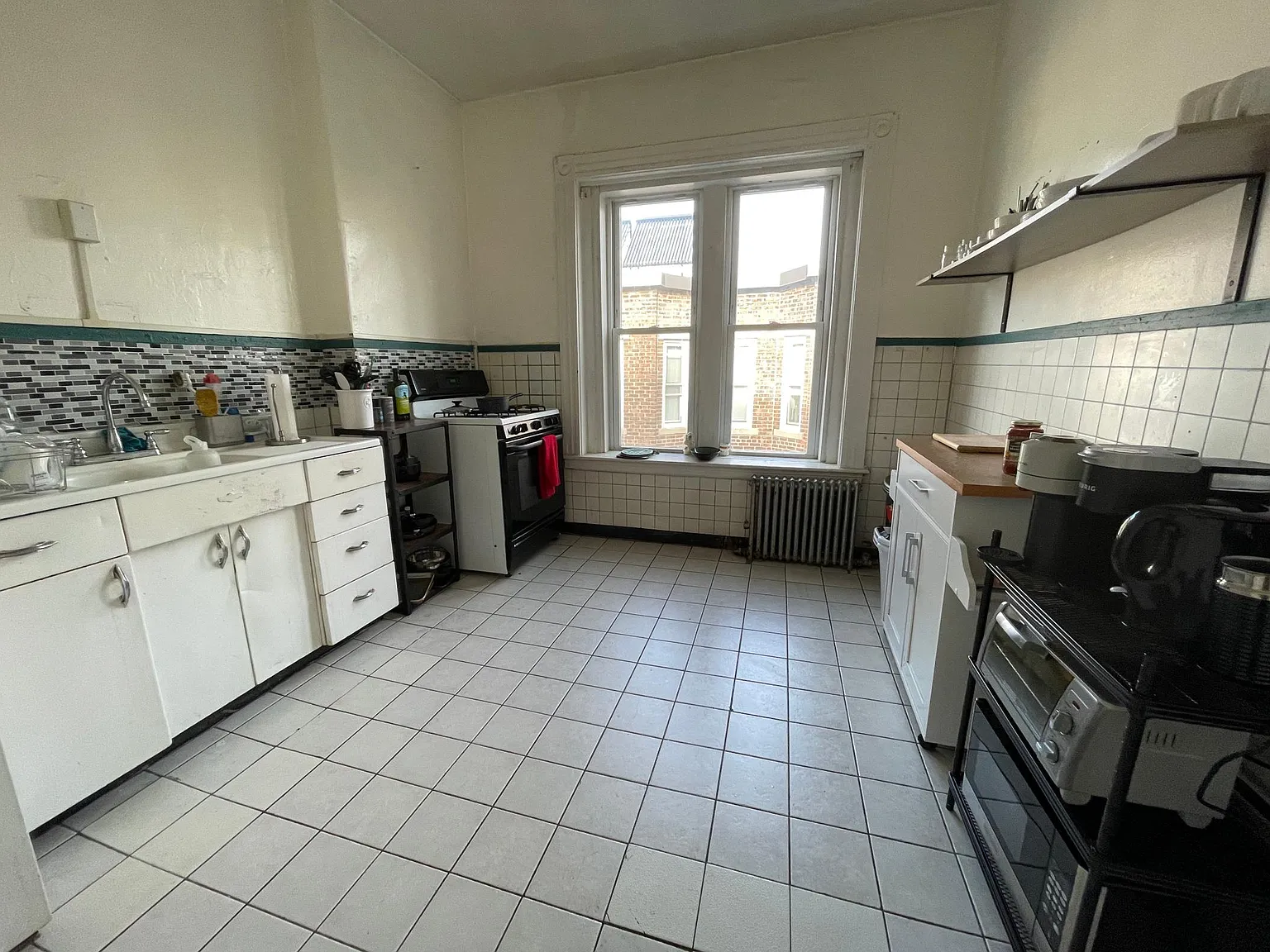 4 bed, 99999 sqft, $6,400 — Photo 2