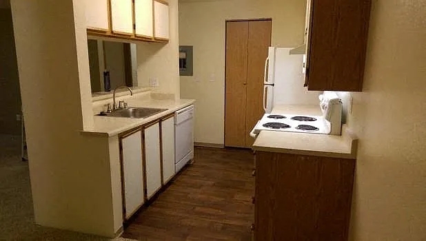 Emerald Pointe Apartments — Photo 9