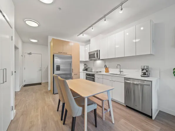 1621 Hamilton Ave #214, North Vancouver, BC V7P 0B6