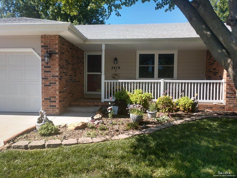 2nd image of 2419 Applewood Ln