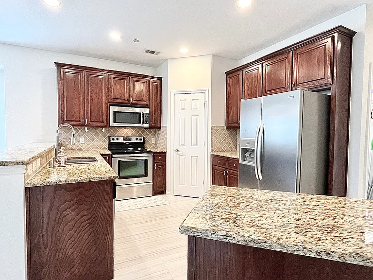 2204 Paige Ct — Photo 18