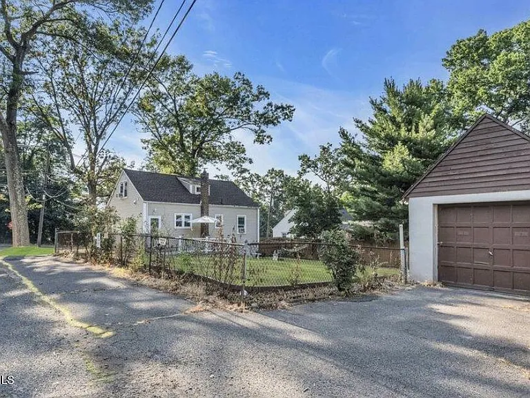 402 Ryders Ln — Photo 27