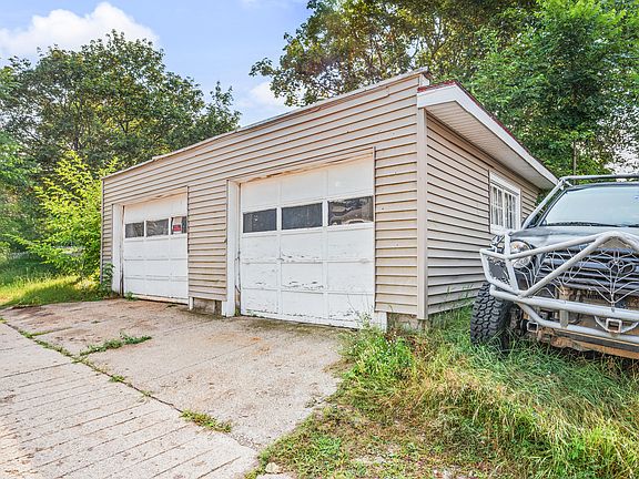 4th image of 437 E Chapin St
