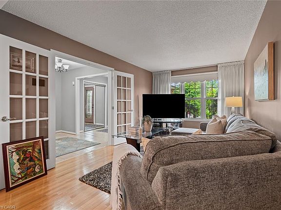 5th image of 8 Cochrane Ave