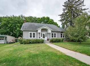 217 Pine St N, Chaska, MN 55318