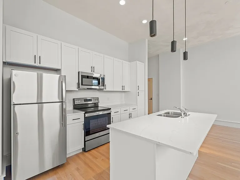 90 E Bremer Ave — Photo 21