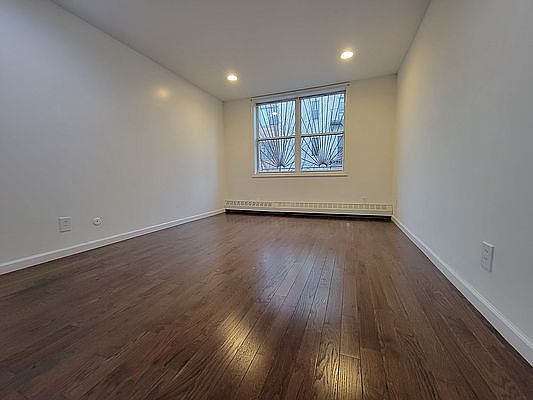 3rd image of 522 W 161st St APT 8