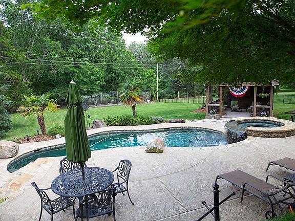 3rd image of 14034 Idlewild Rd
