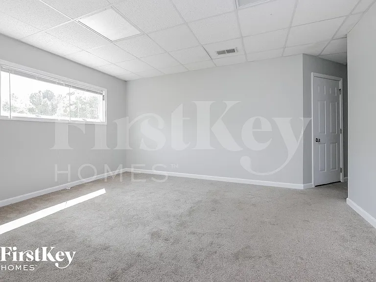 221 Whitney Ln — Photo 7