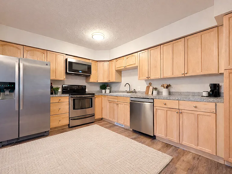 1042 E Circle Dr — Photo 2