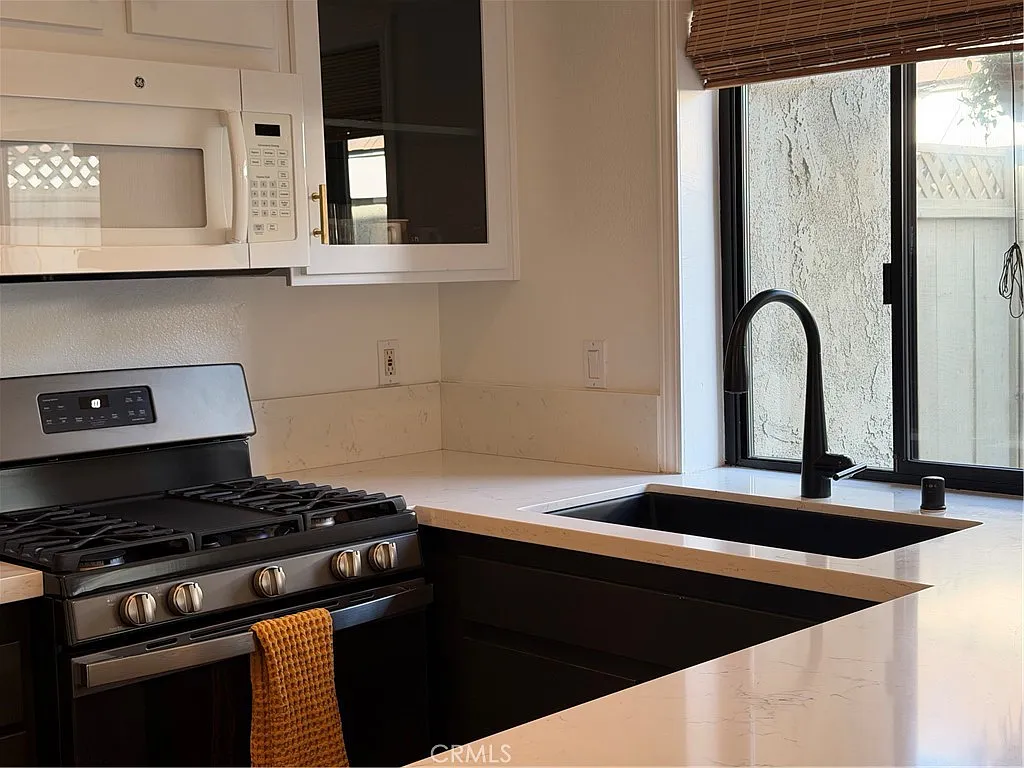 3 bed, 2.5 bath, 1412 sqft, $4,800 — Photo 4