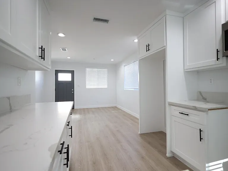 1308 E M St — Photo 5