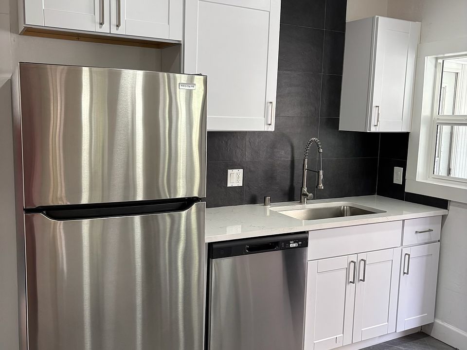 1st image of 813 Marquette Ave NW #2