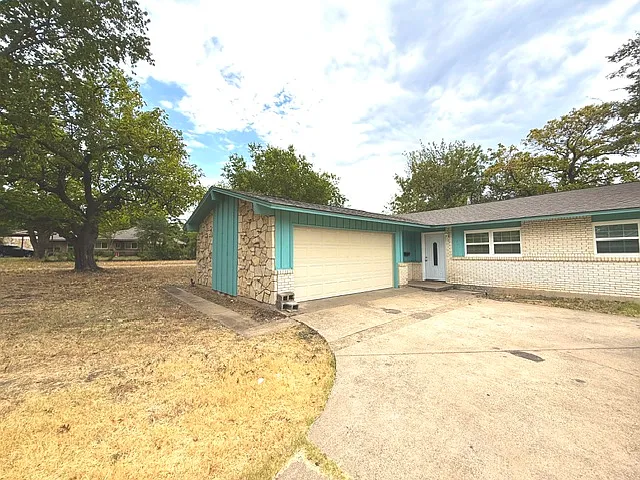 3 bed, 1200 sqft, $2,200 — Photo 2