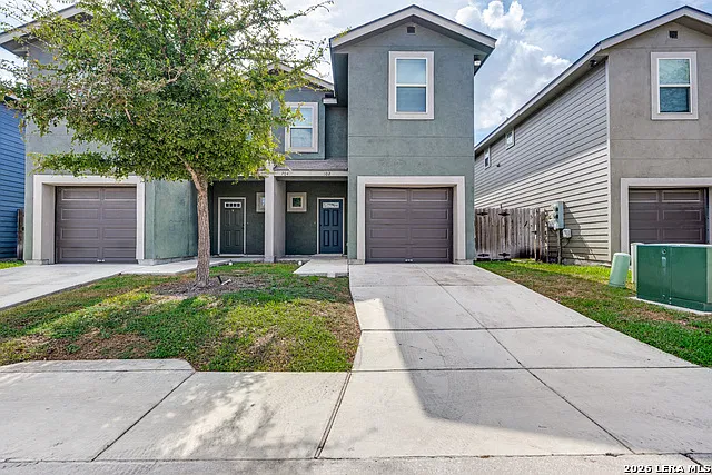 3 bed, 2.5 bath, 2606 sqft, $1,195 — Photo 1