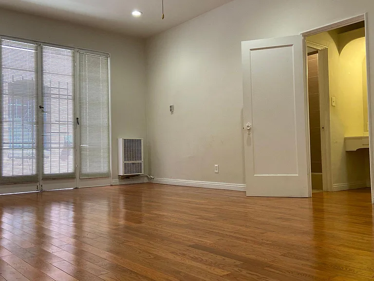 630 S Burnside Ave — Photo 5