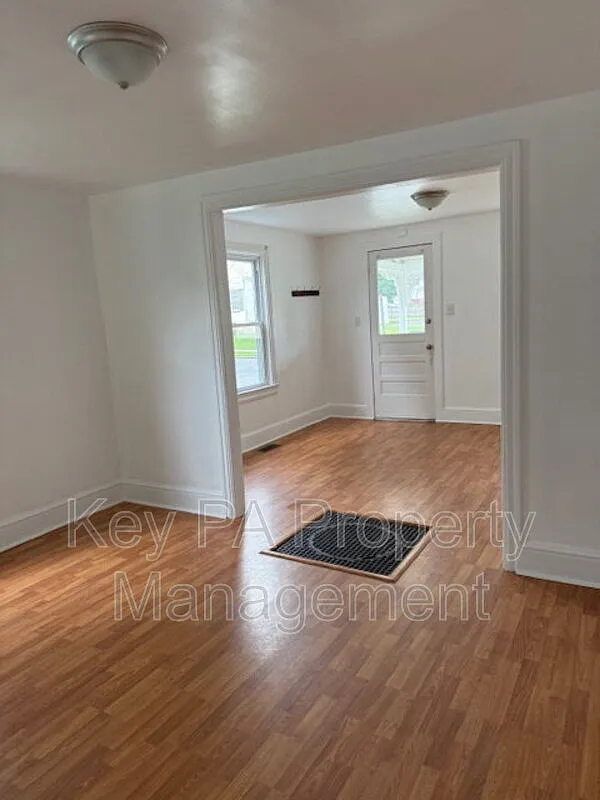 3 bed, 1.0 bath, 1150 sqft, $1,800 — Photo 3