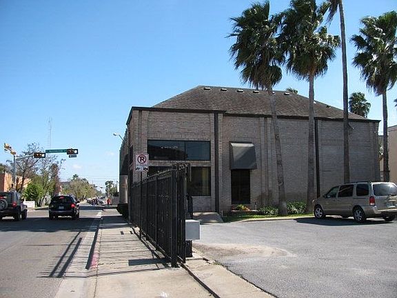 4th image of 700 E Washington St