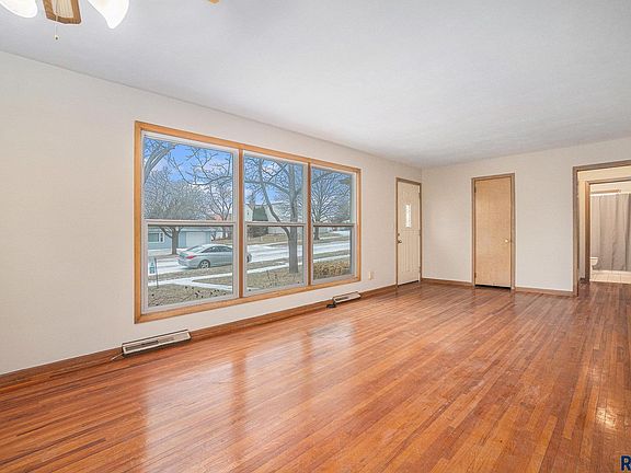 5th image of 712 N Summit Ave