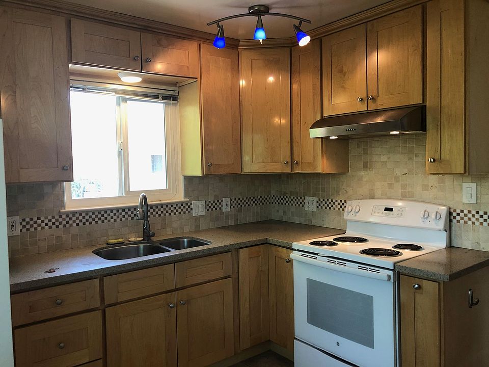 1st image of 1121 Oakmont Dr APT D