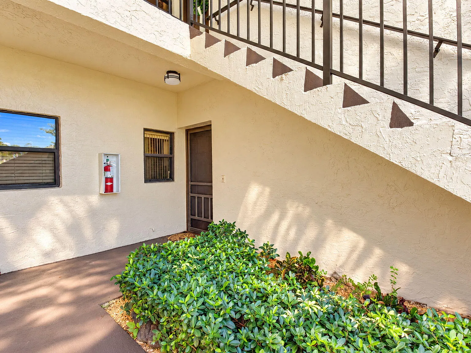 3 bed, 2.0 bath, 1098 sqft, $3,100 — Photo 3