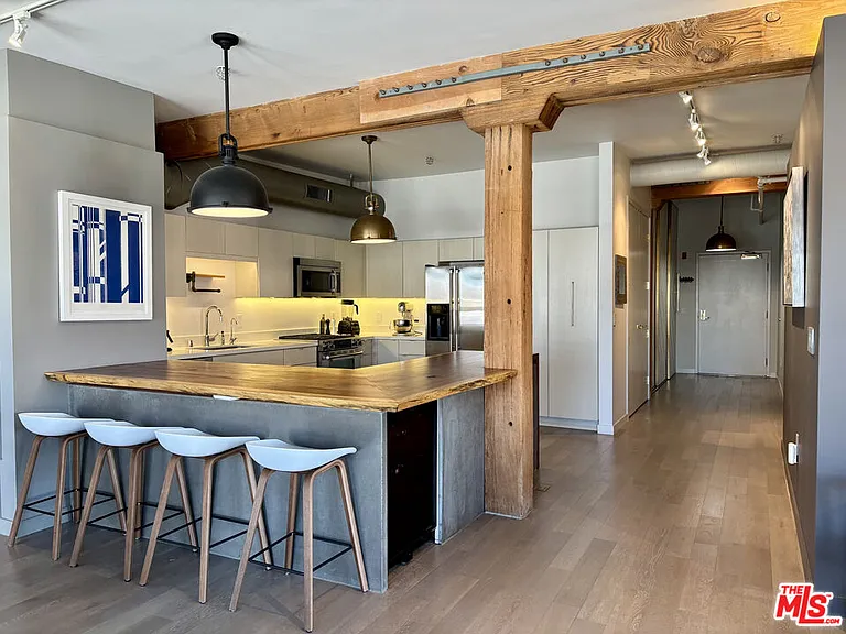 527 Molino St #401 — Photo 7