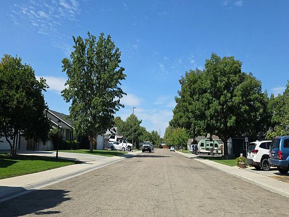 4th image of 631 W Criterion St