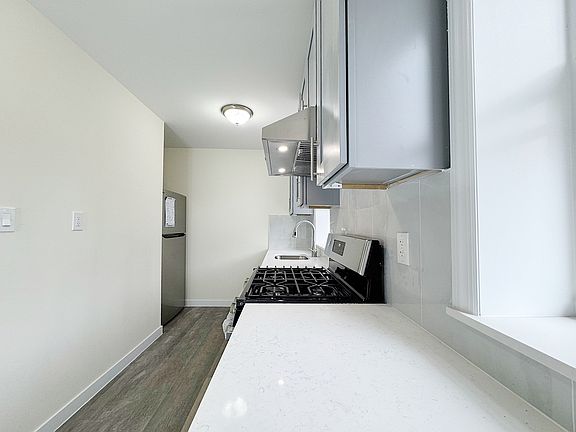 3rd image of 200 Bay St Floor 2