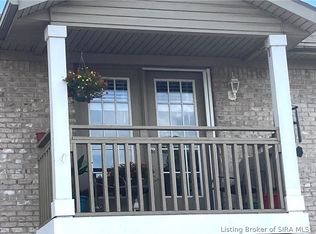 121 Colonial Club Dr, New Albany, IN 47150