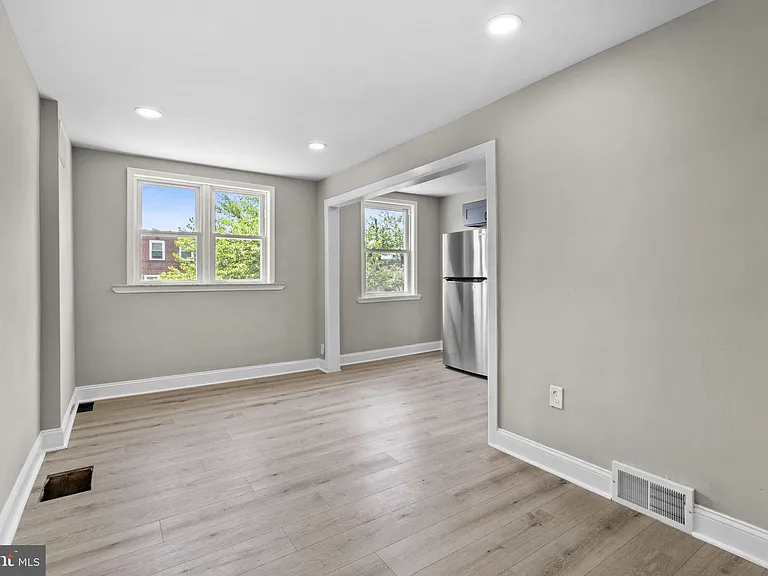 1072 Tremont Dr — Photo 6
