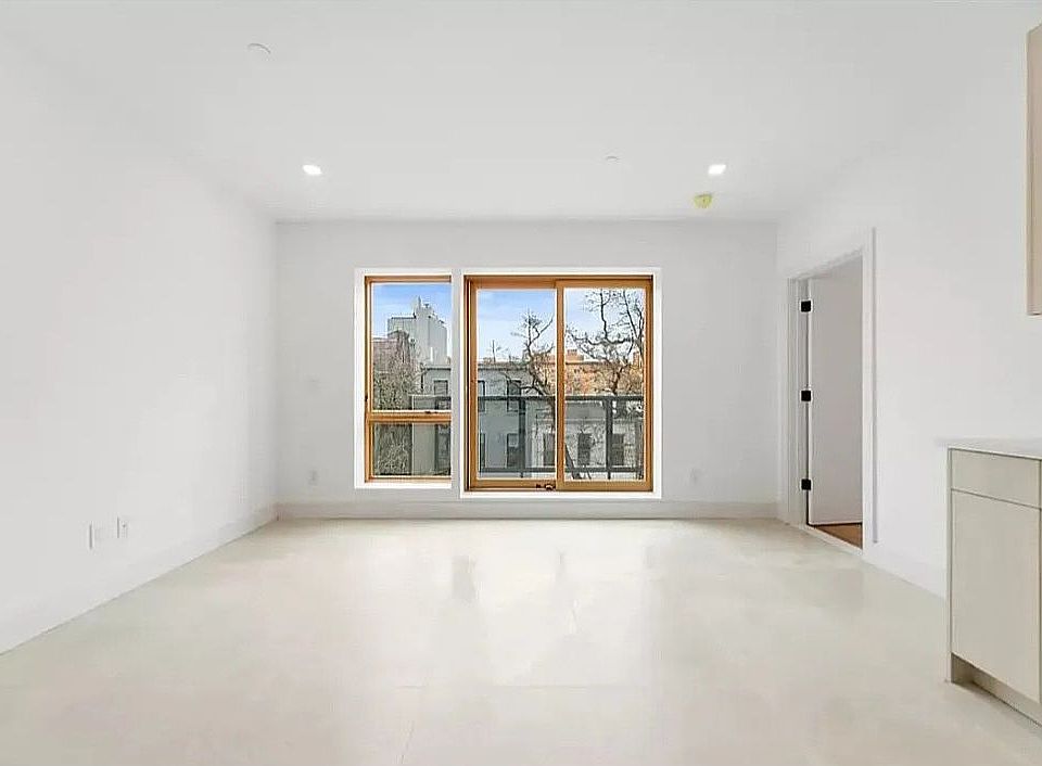 1st image of 15 Hunterfly Pl #4D